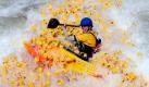 Kajak-Trainer Vaughn Corum kämpft bei einer rasanten Wildwasserfahrt mit einem Teil der 17.000 Quietsche-Entchen, die bei der jährlichen KinderMourn Hope Floats Duck Race im Whitewater Center in Charlotte, North Carolina, in die Fluten gelassen wurden. Bei dem witzigen Sportevent werden Spenden für die Hilfsorganisation KinderMourn gesammelt. Die hilft Kindern, deren Eltern gestorben sind. Foto: dapd