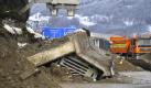 Am Rand der Brennerautobahn ist eine Stützmauer von einem Erdrutsch umgedrückt worden und hat einen Lastwagen unter sich begraben. Foto: Zeitungsfoto.at/Daniel Liebl Foto: dpa