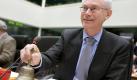EU-Gipfelchef Herman Van Rompuy läutet das Treffen der Eurogruppe ein. Foto: dpa