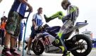 Beim Training Motorrad zum Grand Prix 2010 am Sachsenring steigt Yamaha-Fahrer Valentino Rossi von seinem Motorrad. Ein Techniker hält im die Krücke. Nach seinem Sturz vor fünf Wochen, wo sich Rossi das rechte Schienbein brach, will er zum Rennen am Sachsenring erstmals wieder starten. Foto: ddp