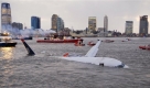 CORRECTION Plane In River (Foto)