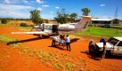 Ein Flugzeug der Flying Doctors transportiert einen Patienten im australischen Outback ab. Die fliegenden Ärzte - die nur in Notfällen mit Arzt an Bord und sonst mit Krankenschwestern unterwegs sind - fliegen seit 1928. Die Idee hatte Pfarrer John Flynn, dem die ärztliche Versorgung der Bevölkerung in dem riesigen Gebiet Sorgen machte. Australien hat ihm mit seinem Porträt auf dem 20-Dollar-Schein ein Denkmal gesetzt. Der weltweit einmalige Dienst versorgt heute mehr als 250.000 Patienten im Jahr, darunter inzwischen auch manchmal solche, die zur Spezialbehandlung von einem ins andere Krankenhaus verlegt werden müssen. Foto: dpa
