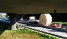 Damit hatten die Konstrukteure nicht gerechnet: Die Brücke auf der A7 südlich von Hildesheim war nicht hoch genug für den Schwertransport. Der Lkw blieb hängen, die Autobahn musste gesperrt werden. Da hätte man mal vorher dran denken sollen. Wie das Problem gelöst wird, ist noch nicht klar. Foto: dpa