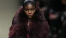 Bereits Anfang des Jahres präsentierten die Designer ihre Kreationen für den Winter 2010/2011. Das Label Burberry Prorsum setzte auf kräftiges Bordeaux-Rot und Pelzapplikationen. Foto: ap