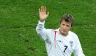 David Beckham winkt am Samstag (01.07.2006) im FIFA WM-Stadion in Gelsenkirchen nach der Niederlage gegen Portugal im Viertelfinale den Fans zu. Beckham ist nicht mehr Kapitän der englischen Fußball-Nationalmannschaft. Der 31-jährige Star von Real Madrid erklärte am Sonntag (02.07.2006) im englischen Trainingscamp in Bühlertal seinen Rücktritt. Foto: Rolf Vennenbernd +++ Mobile Services OUT +++ Please refer to FIFA's terms and conditions +++(c) dpa - Bildfunk+++ Foto: dpa