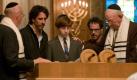 Nachwuchsschauspieler Aaron Wolff spielt Danny Gropnik, der völlig bekifft zu seiner Bar Mitzwa erscheint. Die Regisseure Ethan und Joel Coen (rechts und links neben Aaron Wolff) haben den Jungen bei einem offenen Casting entdeckt. Foto: Tobis