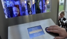 'Qube', ein Automat zur Herstellung von Cocktails von der Schleicher & Erol GbR, aufgenommen am Freitag (09.10.09) in Koeln bei einem Fototermin zur Allgemeinen Nahrungs- und Genussmittel-Ausstellung (Anuga). Verbraucher in Deutschland machen ihre Kaufentscheidung immer staerker davon abhaengig, unter welchen Bedingungen ihre Lebensmittel produziert werden und fuer welche Werte die Hersteller und Haendler stehen. Dies ergab eine am Freitag in Koeln vorgestellte Studie zur 'Corporate Responsibility' (CR), also zur Einstellung von Unternehmen zu sozialen, ethischen und oekologischen Produktionsbedingungen ihrer Erzeugnisse. Das Thema soll auch auf der Ernaehrungsmesse Anuga diskutiert werden, die am Samstag (10.10.09) in Koeln eroeffnet wird. (zu ddp-Text) Foto: Henning Kaiser/ ddp Foto: ddp