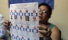 Eine Wahlhelferin hält in Managua, Nicaragua, einen Stimmzettel hoch. Das Land hält Präsidentschafts- und Parlamentswahlen ab. Im Kampf um das höchste Staatsamt stehen sich Amtsinhaber Daniel Ortega (65) und der Medienunternehmer Fabio Gadea gegenüber. Foto: dapd