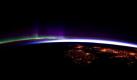 Ein Nordlicht - fotografiert aus dem All. Auf der Raumstation ISS entstand dieses Foto eines Polarlichts. Die warm erleuchteten Flächen sind irische und britische Städte. Foto: Nasa Foto: dpa