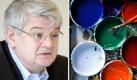 Als Außenminister warb Joschka Fischer für den Einsatz der NATO im Kosovo-Krieg. Pazifisten beschimpften ihn deshalb als Kriegsverbrecher. Auf einem Grünen-Parteitag im Mai 1999 gipfelte der Protest in einem Farbbeutelanschlag: Ein Demonstrant traf Fischer am rechten Ohr, der sich dadurch einen Trommelfellriss zuzog.  Foto: ddp/dpa