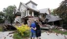 Murray and Kelly James look at their destroyed house in central Christchurch, New Zealand, Wednesday, Feb. 23, 2011. Tuesday's magnitude-6.3 temblor collapsed buildings, caused extensive other damage and killed dozens of people in the city. (AP Photo/Mark Baker)



Einsturzgefahr - Suche nach Erdbebenopfern teils abgebrochen
Vorspann: 	
Text: 	

Wellington (dpa) - Nach dem schweren Erdbeben in Neuseeland werden noch rund 300 Menschen vermisst. Die Rettungsdienste mussten die Suche nach Überlebenden jedoch in einigen beschädigten Gebäuden wegen Einsturzgefahr abbrechen. Allein im Canterbury-Television-Gebäude werden 50 Menschen vermutet, die nach Einschätzung der Polizei das Beben aber ohnehin nicht überlebt haben dürften. Insgesamt waren bisher 75 Leichen geborgen worden. Das Beben hatte sich ereignet, als in der Innenstadt von Christchurch mit 390 000 Einwohnern Hochbetrieb herrschte. Foto: dapd