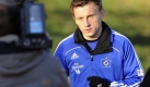 Ivica Olic steht von Beginn an im Blickpunkt der anwesenden Medienvertreter. Noch hlt er mit Antworten hinter dem Berg: Ich kann sagen, dass keine groe Chance mehr fr den HSV besteht, dass ich bleibe, sagte Olic ber die sehr wichtige Entscheidung. Foto: dpa
