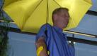 Ein Aussteller zeigt am Dienstag (20.06.2000) eine Gehhilfe für Behinderte mit Regenschirm beim Deutschen Seniorentag 2000 in Nürnberg. Der Erfinder Hans-Dieter Rammbacher aus Burgthann bei Nürnberg hat seinen Halter für Gehhilfen, Rollstühle und auch Krankenbetten nach einem Beinbruch entwickelt. In Kürze soll das Produkt auf den Markt kommen. dpa/lby (Digitale Fotografie) 
 Foto: dpa