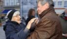 Der frühere Bundesbeauftragte für die Stasi-Unterlagen, Joachim Gauck (r), wird am Montag (19.10.2009) vor einer Demonstration durch die Innenstadt von Rostock mit Bürgerrechtlern und Gemeindemitgliedern von einer Demonstrantin begrüßt. Die Einwohner Rostocks erinnern wollen an den Herbst 1989 und die friedliche Wende in der damaligen DDR erinnern. Unter dem Motto «Demokratie stärken durch Erinnern» sollte die Brücke zur Gegenwart geschlagen und zum zivilgesellschaftlichen Engagement ermutigt werden. Am Abend ist in der Marienkirche von Rostock eine Andacht geplant, bei der auch der Gauck sprechen soll. Foto: Jens Büttner dpa/lmv (zu lmv 4395 vom 19.10.2009) +++(c) dpa - Bildfunk+++ 
 Foto: dpa