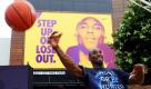 Während seines Besuchs im Basketball-Center in Manila (Philippinen) wirft Basketball-Superstar Kobe Bryant einen Ball zu einem Fan. Der in Asien sehr populäre Sportler befindet sich zur Zeit auf ausgiebiger Tour. Die Philippinen sind seine erste Station, bevor es weiter nach Südkorea und China geht. Foto: dpa