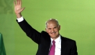 ... ihrem Parteichef George Papandreou zu. Seine Familie ist eine der beiden großen Polit-Dynastien, die Griechenland seit Jahrzehnten beherrschen. Die Papandreous wechseln sich an der Regierung ab mit der Familie Karamanlis... Foto: ap