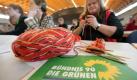 ARCHIV - Eine Delegierte der Bundesdelegiertenkonferenz von Bündnis 90/Grüne in Rostock strickt am 25.10.2009 während der Aussprache über die Atompolitik. Am 13.01.2010 wird die Partei 30 Jahre alt. Foto: Jens Wolf dpa (zu dpa-Themenpaket '30 Jahre Grüne' vom 10.01.2010) +++(c) dpa - Bildfunk+++ Foto: dpa