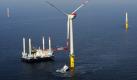 Wie das Betreiberkonsortium mitteilte, hatte ein Team von 50 Spezialisten auf der Hochsee-Baustelle nördlich der Insel Borkum das erste von insgesamt zwölf Windrädern von alpha ventusinstalliert. Alle zwölf Anlagen des Parks sollen bis Ende des Jahres in Betrieb gehen. Foto: ddp