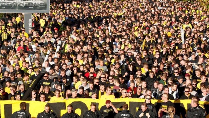 Fans von Borussia Dortmund protestieren in der Innenstadt von Dortmund (Nordrhein-Westfalen) gegen RB Leipzig. Im Stadion findet das Bundesligaspiel zwischen Borussia Dortmund und dem RB Leipzig statt.