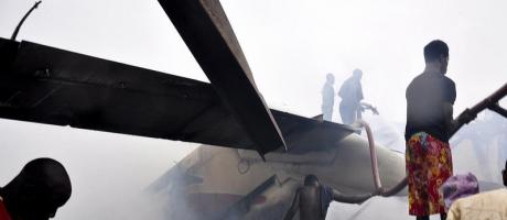 Flugzeugabsturz in Nigeria: Auch am Boden Opfer (Foto)