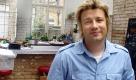 Beweist, dass auch in Großbritannien inzwischen gut gekocht wird: Jamie Oliver (The naked chef, Jamies Great Italian Escape, Jamie At Home). Seine Methoden hingegen sorgen durchaus für Kontroversen. So schächtete er bereits vor laufenden Kameras ein Lamm oder erstickte Küken, um auf die Situation in Legebatterien hinzuweisen. Foto: dpa