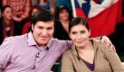 Osman Araya, einer von 33 geretteten Bergleuten aus Chile, und seine Lebensgefaehrtin Angelica posieren am Dienstag (26.10.10) in einem Fernsehstudio in Hamburg nach einer Aufzeichnung der Fernsehsendung 'Markus Lanz' fuer die Presse. Araya wurde am 13. Oktober 2010, nachdem er mit 32 Kollegen 69 Tage in einer Mine in Chile verschuettet war, lebend geborgen. Foto: Axel Heimken/dapd


 Foto: ap