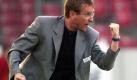 Das Archivbild vom 22.08.2000 zeigt Stuttgarts Trainer Ralf Rangnick, der das Tor seiner Mannschaft zum 1:1-Ausgleich im Finalrückspiel des UI-Cups gegen AJ Auxerre im Stuttgarter Daimler-Stadion bejubelt. Der VfB hat Rangnick eine langfristige Zusammenarbeit angeboten und ihm einen klaren Auftrag erteilt: Der Mann mit der Brille soll eine neue Mannschaft aufbauen. Seitdem wird selbst ein Krassimir Balakow nicht mehr als Star geduldet - 'Teamspieler' sind für Rangnick das Maß aller Dinge Foto: dpa