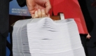Der etwa 4000 Seiten lange Entwurf der Gesundheitsreform, die die Demokraten im US-amerikanischen Senat eingebracht haben.  Foto: ap