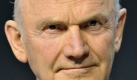 Der Aufsichtsratsvorsitzende der MAN AG, Ferdinand Piech, der auch VW-Aufsichtsratschef ist schaut am 03.04.2009 in München (Oberbayern) bei der Hauptversammlung des Unternehmens in den Saal. Die Machtverhältnisse in einem künftigen VW-Porsche-Großkonzern nehmen wenige Tage vor den entscheidenden Aufsichtsratssitzungen immer mehr Gestalt an. Volkswagen will das Sportwagengeschäft nun komplett übernehmen. Darauf haben sich die Eigentümerfamilien nach Informationen aus Branchenkreisen geeinigt. Die Porsche AG solle in zwei Schritten an VW verkauft werden. Damit hätte sich VW-Aufsichtsratschef Ferdinand Piëch wieder einmal durchgesetzt.

 Foto: dpa