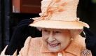 Die englische Königin Elizabeth II. hält ihren Hut fest, nachdem sie die Kathedrale in Ely besucht hat. Teile Großbritanniens sind von starkem Wind und Regenfällen betroffen. Foto: ap