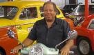 Autofetischist Dezer ist nun fast 70  und immer noch sammelwütig. Auch Motorroller gehören zu den Objekten seiner Begierde. Foto: pi