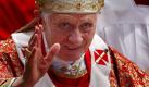 Papst Benedikt XVI. ist auf einer mobilen Plattform zur Sonntagsmesse im Petersdom erschienen. Der 84-jährige Pontifex nutzte erstmals ein rollbares Podest, das zuvor bereits Papst Johannes Paul II. gebraucht hatte. Er wurde etwa 100 Meter durch das Mittelschiff zum Altar geschoben und verließ die Kirche so auch wieder. An dem Podest sind Stangen angebracht, an denen sich das katholische Kirchenoberhaupt festhalten kann. Päpstlichen Dienern kommt die Aufgabe zu, den Papst sanft anzuschieben. Nach Angaben von Vatikansprecher Padre Federico Lombardi wird die Plattform nur eingesetzt, um «dem Papst die Anstrengung zu erleichtern» - analog zum Einsatz des Papamobils bei Auftritten im Freien. Einen medizinischen Grund gebe es nicht, versicherte Lombardi. Foto: dpa