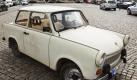 Ein Trabant parkt vor dem Rathaus in Magdeburg. Ab dem 1. September 2011 will die Stadt eine Umweltzone mit Fahrverboten einrichten. Durch die Maßnahme soll die Luftqualität der Landeshauptstadt von Sachsen-Anhalt verbessert werden.  Foto: dpa