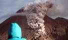 A villager watches Mount Merapi erupt at Balerante village, Sleman, Indonesia 02 November 2010. Indonesia's Mount Merapi volcano erupted again Tuesday morning sending a plume about 1,500 meters above the mountain. EPA/ADI WEDA +++(c) dpa - Bildfunk+++ Foto: dpa