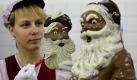 Eine Mitarbeiterin der Confiserie Felicitas bearbeitet am Mittwoch (02.12.09) in einem Produktionsraum der Firma in Hornow weihnachtliche Motive. Die vorweihnachtliche Produktion laeuft auf Hochtouren. In dem Familienbetrieb mit 45 Beschaeftigten werden neben der Saisonware fuer die Weihnachtszeit auch Einzelanfertigungen nach individuellem Kundenwunsch gefertigt. Fuer die handgefertigten Schokoladenprodukte wird reine Kakaobutter verwendet. In der Manufaktur werden taeglich 400 bis 500 Kilogramm Schokolade verarbeitet. (zu ddp-Text) Foto: Michael Urban/ ddp Foto: ddp