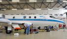 Ein Techniker bringt auf dem Flugplatz des Deutschen Zentrums für Luft- und Raumfahrt in Oberpfaffenhofen eine Partikel-Sonde an dem Forschungsflugzeug Falcon 20E an. Nach dem Vulkanausbruch auf Island soll das Flugzeug erstmals gemessene Daten über die Staub- und Partikelkonzentration der Aschewolke liefern. Foto: ddp