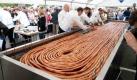 Und mit dieser größten Portion Currywurst wird jede Familie satt: Sie wurde für Werbezwecke von einem Großkücheneinrichter im niedersächsischen Wolfenbüttel kreiert, wiegt 175,2 Kilo und ist 320 Meter lang.  Foto: Guinness World Records Buch 2012