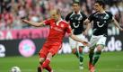 Arjen Robben (l.) zeigte auch gegen Hannover mal wieder sein Können. Der Niederländer erzielte beim 7:0 drei Treffer. Hier setzt er zum Heber beim 3:0 an. Seine Gegenspieler waren meist nur Statisten. Foto: dpa