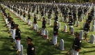 Kadetten der Militärschule Simon Bolivar erinnern während einer Gedenkfeier auf einem Militärfriedhof im kolumbianischen Bogota ihren gefallenen Kameraden. Foto: ap