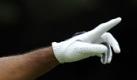 Tiger Woods from the United States gestures after teeing off during the final round of the Australian Masters at Victoria Golf Club in Melbourne, Australia, Sunday, Nov. 14, 2010. Defending champion Woods made two eagles over the last four holes for a 6-under 65 to finish fourth. (AP Photo/Andrew Brownbill) Foto: ap