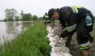 Firemen build dikes next to former German Nazi death camp Auschwitz in Oswiecim-Brzezinka, Poland, 19 May 2010. Torrential rains brought severe flooding to southern Poland.
 Foto: dpa