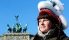 Nadine, Mitglied des karnevalistischen Vereins Großenritter aus Baunatal in Hessen, hat sich mit ihren Mitstreitern auf den Weg nach Berlin gemacht, um dort Karnevalsstimmung zu verbreiten. Foto: dpa