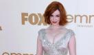 Christina Hendricks gehörte zu den strahlenden Gewinnern des Abends. Mit Mad Men räumte sie bei den diesjährigen Emmys ab. Das Kleid von Johanna Johnson hat auch einen Preis verdient. Es erinnert an Marilyn Monroe und verpackt ihre große Oberweite sehr hübsch. Foto: dpa