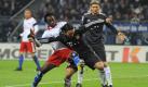 Ohne Tore endete der Nord-Süd-Klassiker zwischen dem Hamburger SV und dem FC Bayern. Jonathan Pitroipa (links) hatte die beste Chance des Spiels, scheiterte aber am Pfosten. Foto: dpa