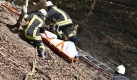 Die rund 150 Einsatzkräfte kommen bei der Bergung der Opfer nur mühsam voran. Die Böschung ist steil und zudem mit Bäumen bewachsen.Fünf Menschen können nur noch tot geborgen werden. Foto: dpa