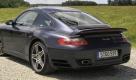 Puristische Sportwagenfans rümpfen bisweilen die Nase, wenn sie vom 911er mit Allradantrieb hören. Geht es auf der Rennstrecke um Lenkpräzision, Bremsverhalten und Fahrdynamik, hat der Hecktriebler nach wie vor die Nase vorn - im Bild ein aktueller 911 Turbo. Foto: pi