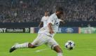 Jefferson Farfan von Schalke 04 holt zum Schuss aus und erzielt das 1:0 gegen Benfica. Foto: dpa