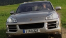 ...ist man hier noch in einem echten Porsche unterwegs, der einem grandiose Fahrleistungen und Sportwagenattribute bietet, oder fährt man schlicht einen VW Touareg mit Porsche-Logo? Foto: press-inform