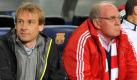 Bayern Münchens Trainer Jürgen Klinsmann (l) und Manager Uli Hoeneß, aufgenommen während der Champions League Partie gegen FC Barcelona in Barcelona auf der Bank (Archivfoto vom 08.04.2009). Der FC Bayern München hat sich am Montag nach Informationen der «Bild»-Zeitung von Trainer Jürgen Klinsmann getrennt. Der deutsche Fußball-Meister zog damit zwei Tage nach dem 0:1 gegen den FC Schalke 04 die Konsequenzen aus dem Rückschlag im Kampf um die deutsche Meisterschaft.
 Foto: dpa