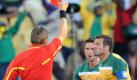 Doch während Boateng sonst nicht durch ruppiges Spiel, sondern durch eine gute Leistung auffiel, wurde Kewell (Mitte) vom Platz gestellt. Der australische Star hatte den Ball auf der Linie mit dem Arm berührt. Australien war dezimiert. Foto: dpa